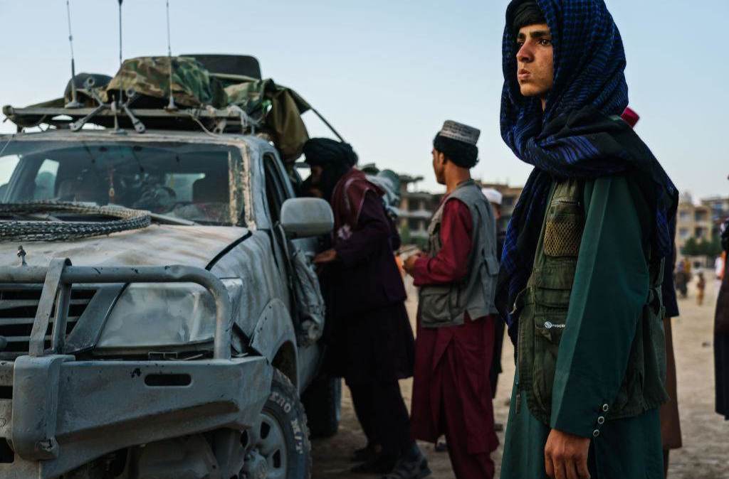 Militantes do Taliban vigiam as ruas de Cabul após tomada do poder no Afeganistão