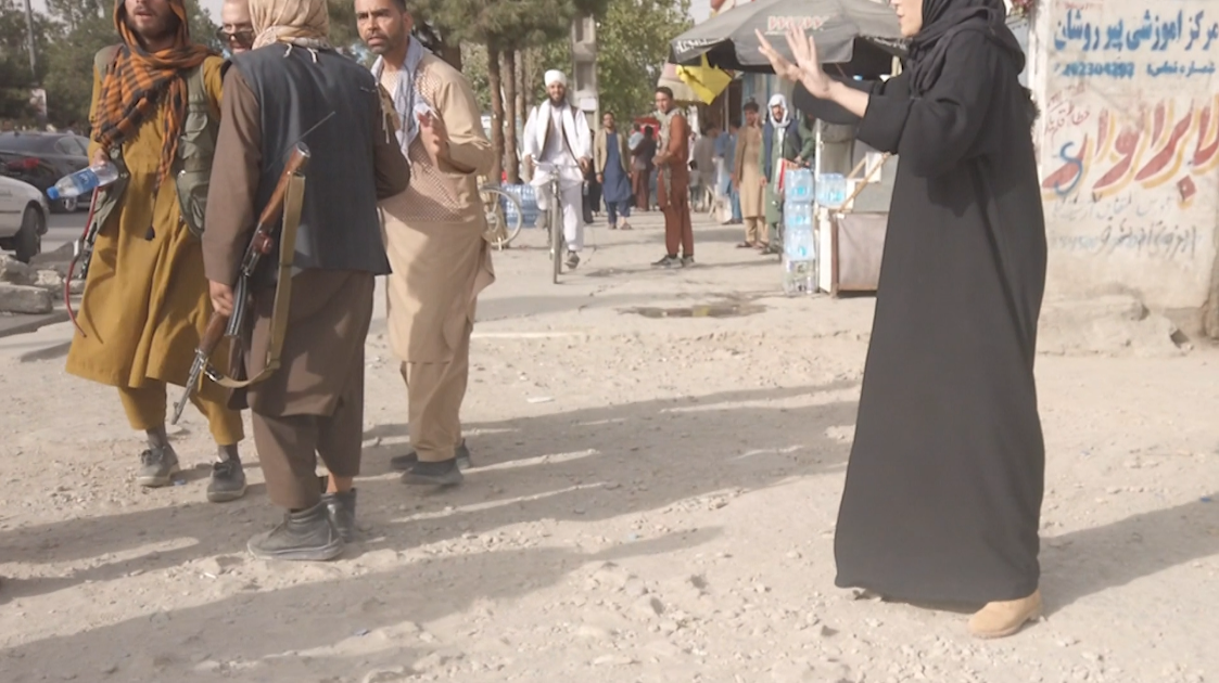 Equipe da CNN Internacional foi abordada por um combatente do Talibã