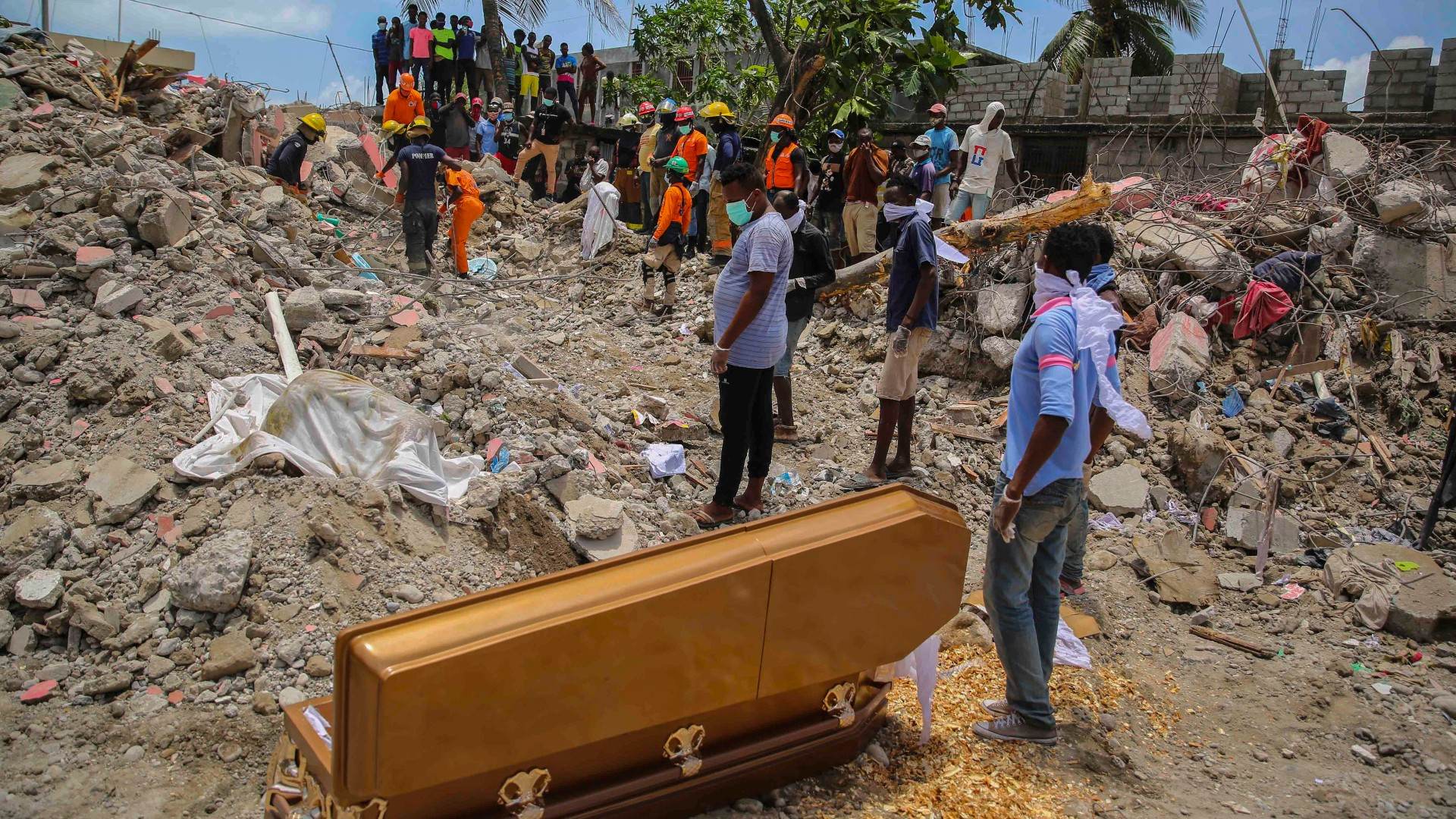 Haitianos recuperam corpo de uma das vítimas do terremoto de 7,2 graus