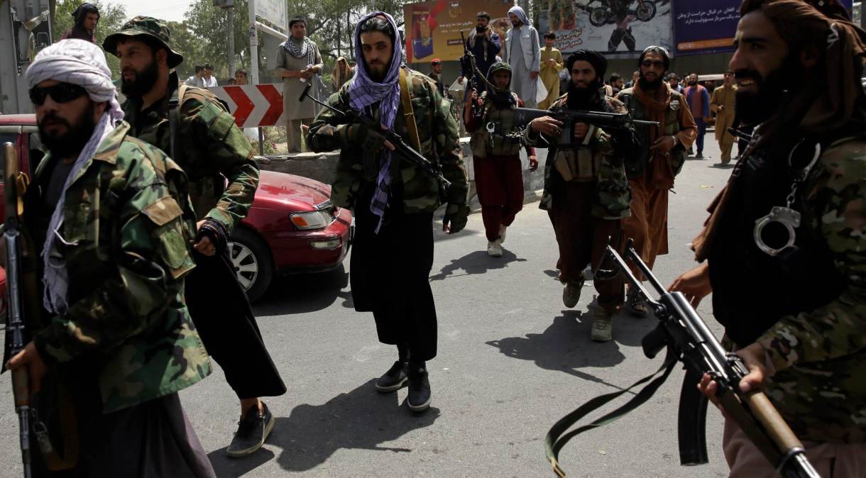 Combatentes do Talibã patrulham as ruas de Cabul nesta quinta-feira (19)