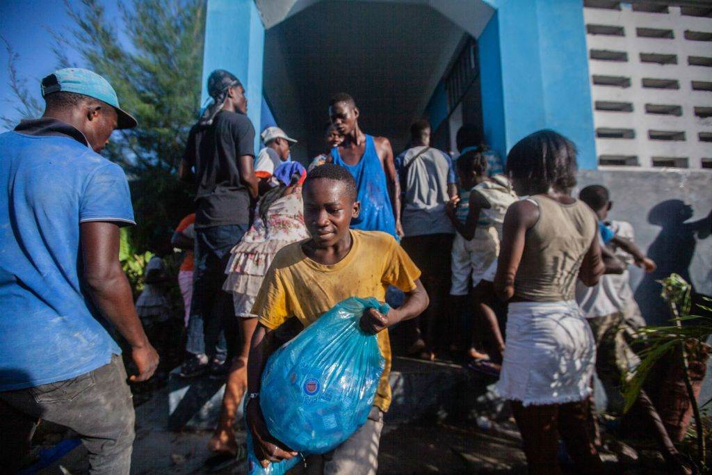 População busca ajuda durante o terremoto do Haiti em 2010