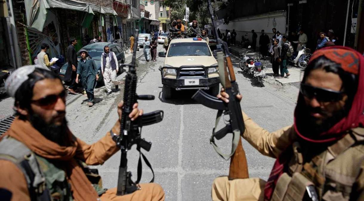 Combatentes do Talibã patrulham rua na capital Cabul, no Afeganistão