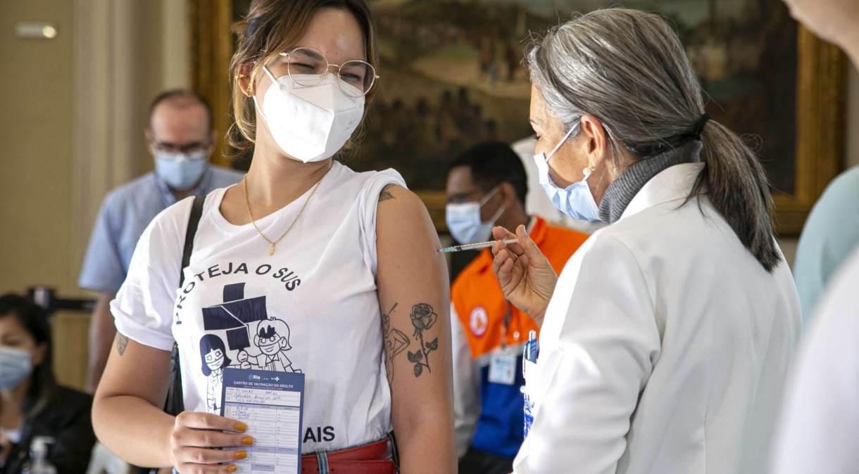 Rio conclui vacinação de adultos nesta sexta (20) com aplicação de doses em pessoas de 18 anos