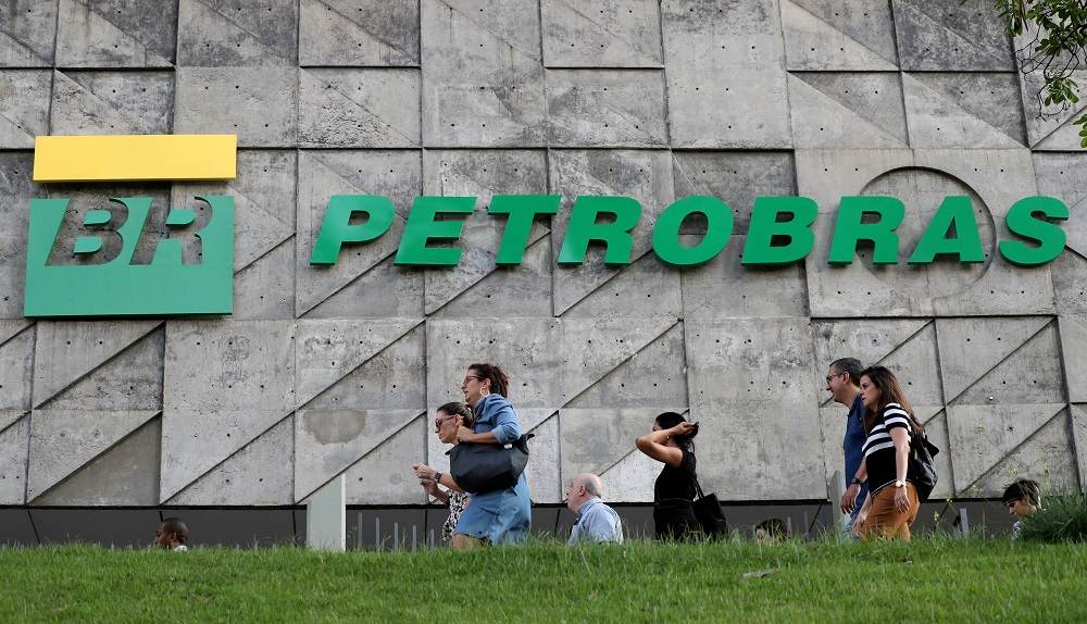 Sede da Petrobras. Estatal brasileira afirma que está monitorando os preços do petróleo e suas ações têm queda de quase 24%