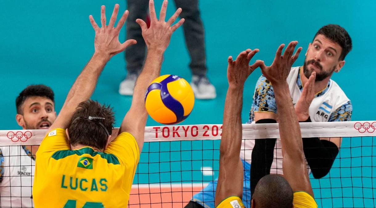 Brasil e Argentina se enfrentam em jogo de vôlei masculino válido pelas Olimpíadas de Tóquio 2020, em agosto de 2021