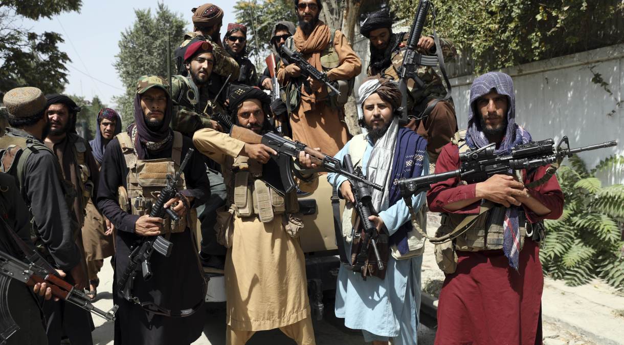Combatentes do Talibã exibem armas nas ruas de Cabul na quinta-feira (19), durante o "Dia da Independência do Afeganistão"