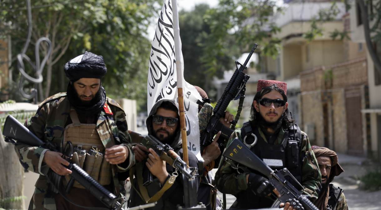Combatentes do Talibã durante o "Dia da Independência do Afeganistão"