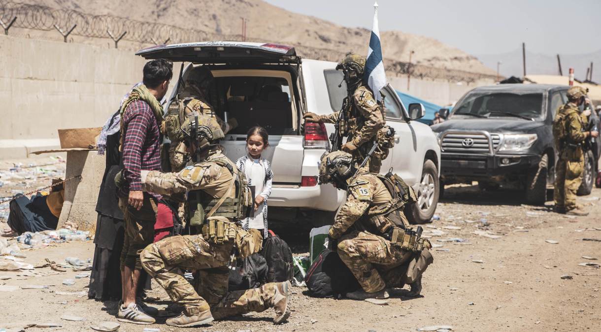 Soldados americanos nos ponto de checagem nos arredores do aeroporto de Cabul