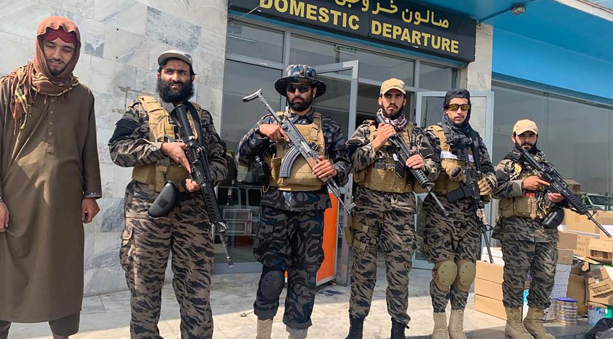 Combatentes do Talibã do lado de fora do embarque nacional no aeroporto de Cabul