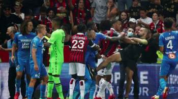 Jogo entre Nice e o Olympique de Marseille foi interrompido aos 75 minutos – quando a equipe da casa vencia por 1 a 0 – após torcedores arremessarem garrafas de água e entrarem no gramado