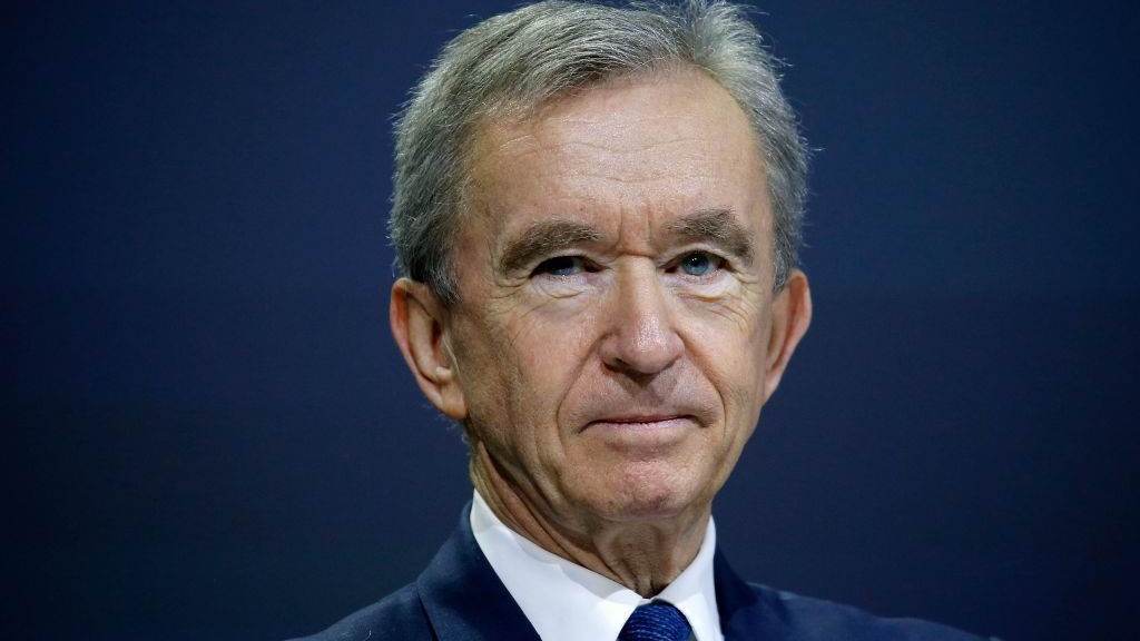 O empresário francês Bernard Arnault é presidente e diretor geral do grupo LVMH (LVMH Moët Hennessy Louis Vuitton). Formado em engenharia civil pela Escola Politécnica de Paris.