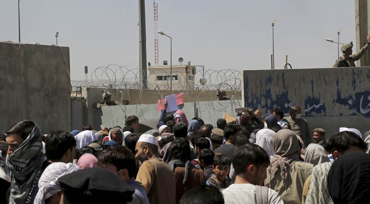 Centenas de pessoas tentam entrar no aeroporto de Cabul para deixar o Afeganistão no dia do ataque suicida do Estado Islâmico-K
