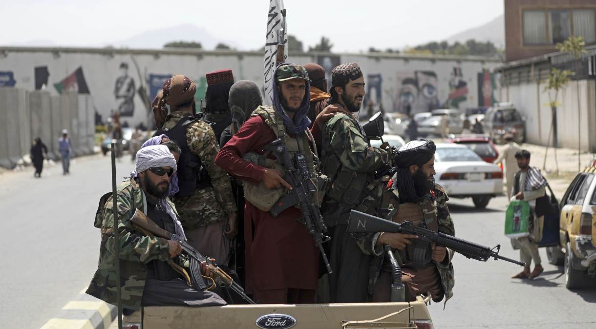 Combatentes do Talibã patrulham as ruas de Cabul