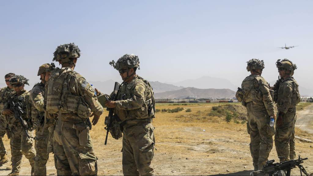 EUA correm contra o tempo para retirar cerca de 1,5 mil cidadãos do Afeganistão