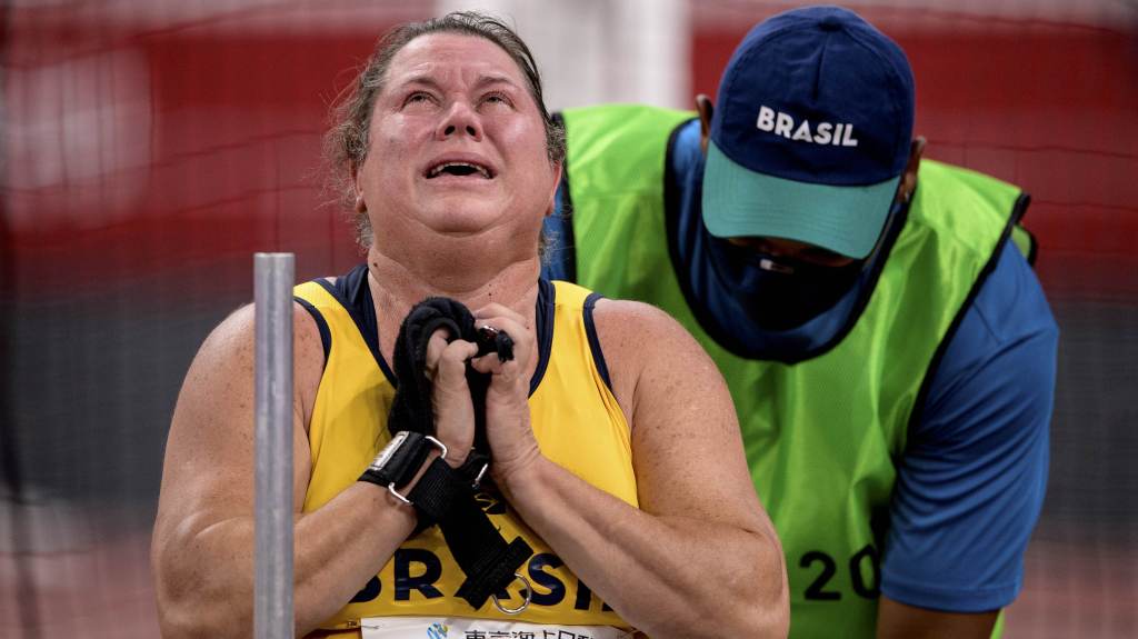 Elizabeth Gomes se emociona ao conquistar o ouro e bater o recorde mundial no lançamento de disco da Classe F53