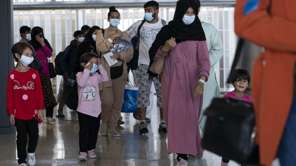 Famílias retiradas do Afeganistão desembarcam no Aeroporto Internacional Washington Dulles, nos EUA