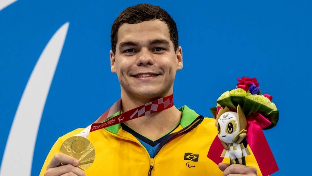 Gabriel Bandeira exibe sua medalha de ouro no Centro Aquático de Tóquio