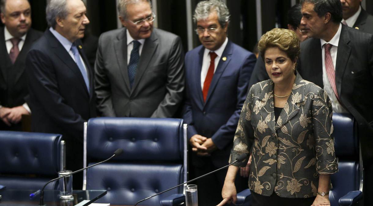 A então presidente afastada Dilma Rousseff faz sua defesa diante dos senadores durante sessão de julgamento do impeachment, em 2016. Ao fundo, o então presidente da Casa, Renan Calheiros (MDB), e do Supremo Tribunal Federal, Ricardo Lewandowski