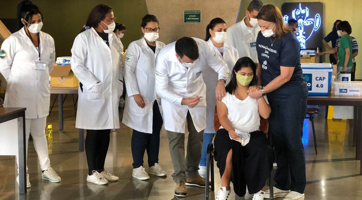 Ivy Farias, 16, filha do senador Romário, é imunizada contra Covid-19, no primeiro dia destinado aos adolescentes com deficiência no Rio