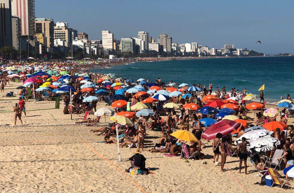 Banhistas se aglomeram em praia no Leblon, no Rio de Janeiro