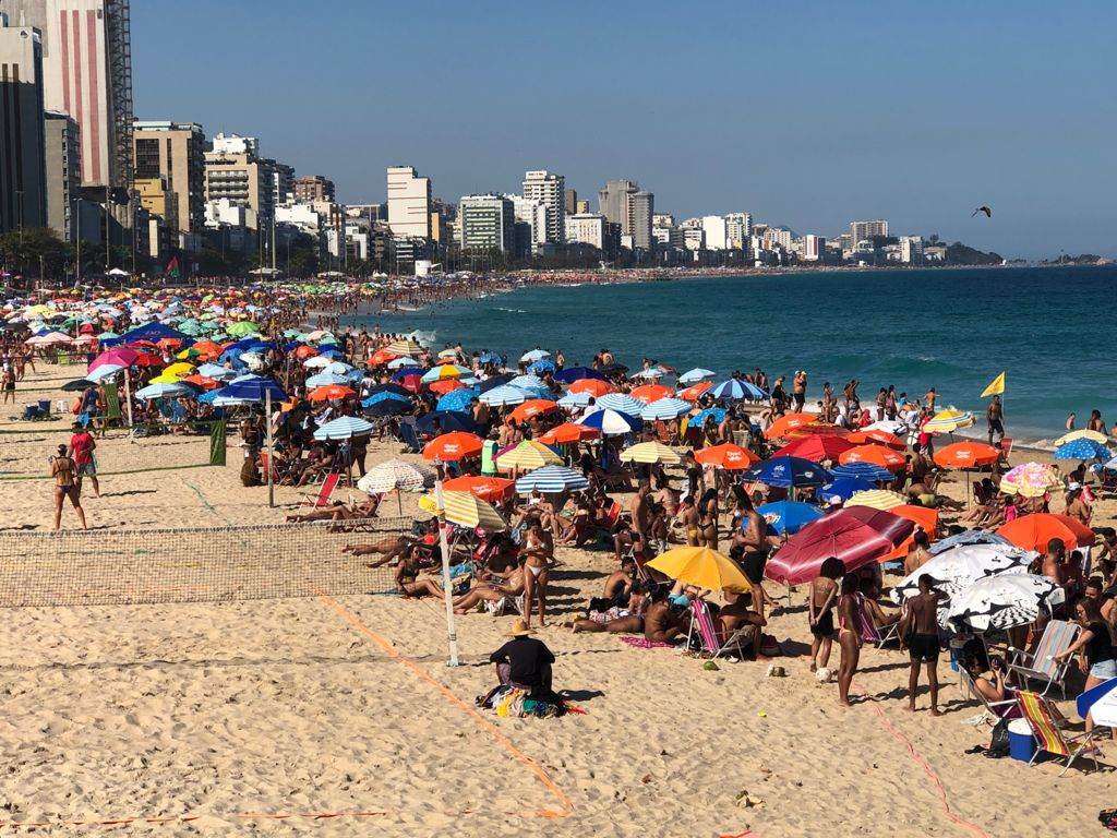 Banhistas se aglomeram em praia no Leblon, no Rio de Janeiro