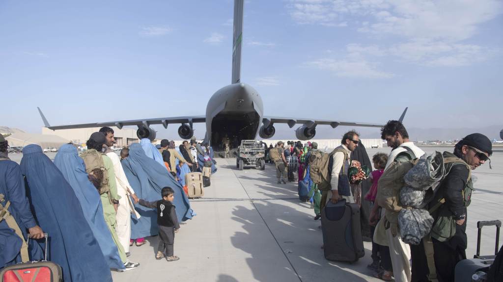 Centenas de norte-americanos e afegãos embarcam em avião C-17 da Força Aérea dos EUA no Aeroporto Internacional Hamid Karzai, em Cabul