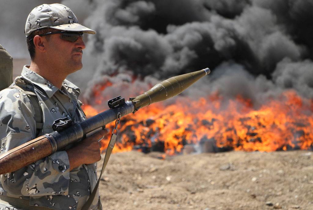 Forças policiais afegãs queimam produção de ópio, heroína e álcool, num esforço de reduzir o tráfico no país