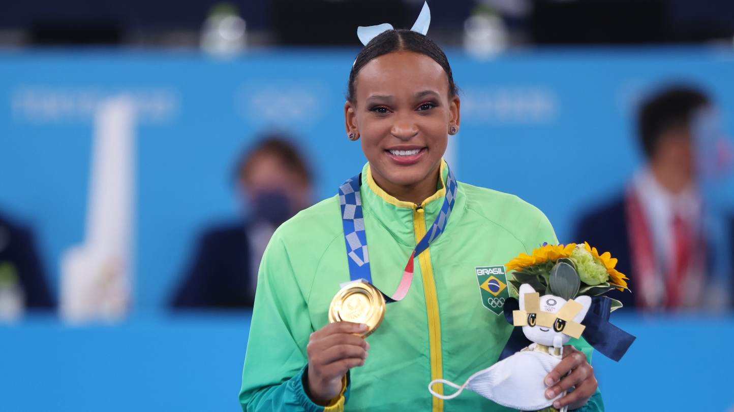 Rebeca Andrade com a medalha de ouro conquistada na final do salto nas Olimpíadas de 2020
