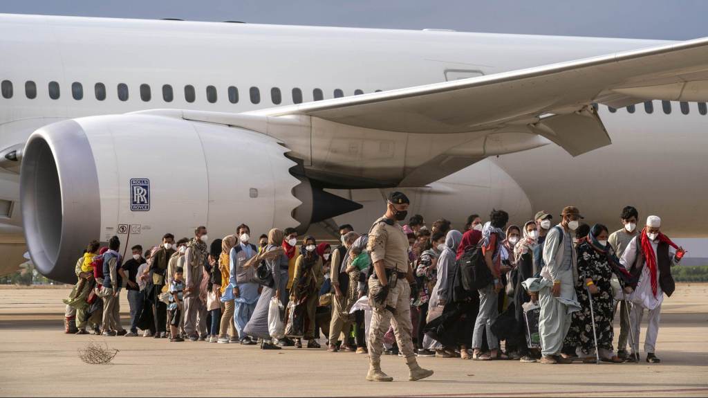 Refugiados afegãos desembarcam na Base Aérea de Torrejon, em Madri, na Espanha