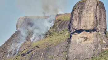 Pedra da Gávea, no Rio, e Parque Estadual do Juquery, a 40 km da capital paulista, sofrem com as chamas