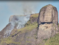 Incêndio na Pedra da Gávea assusta cariocas e muda paisagem no domingo