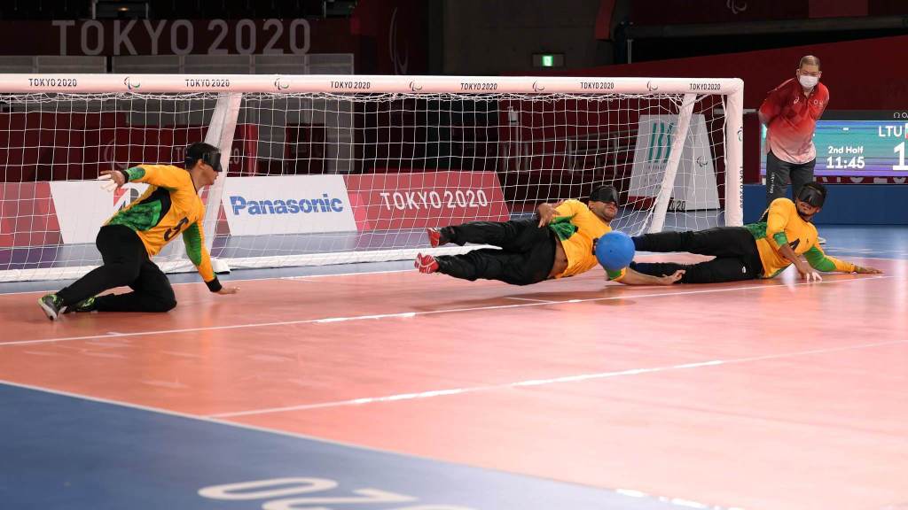 Seleção brasileira masculina de goalball venceu a Lituânia por 11 a 2 na estreia em Tóquio