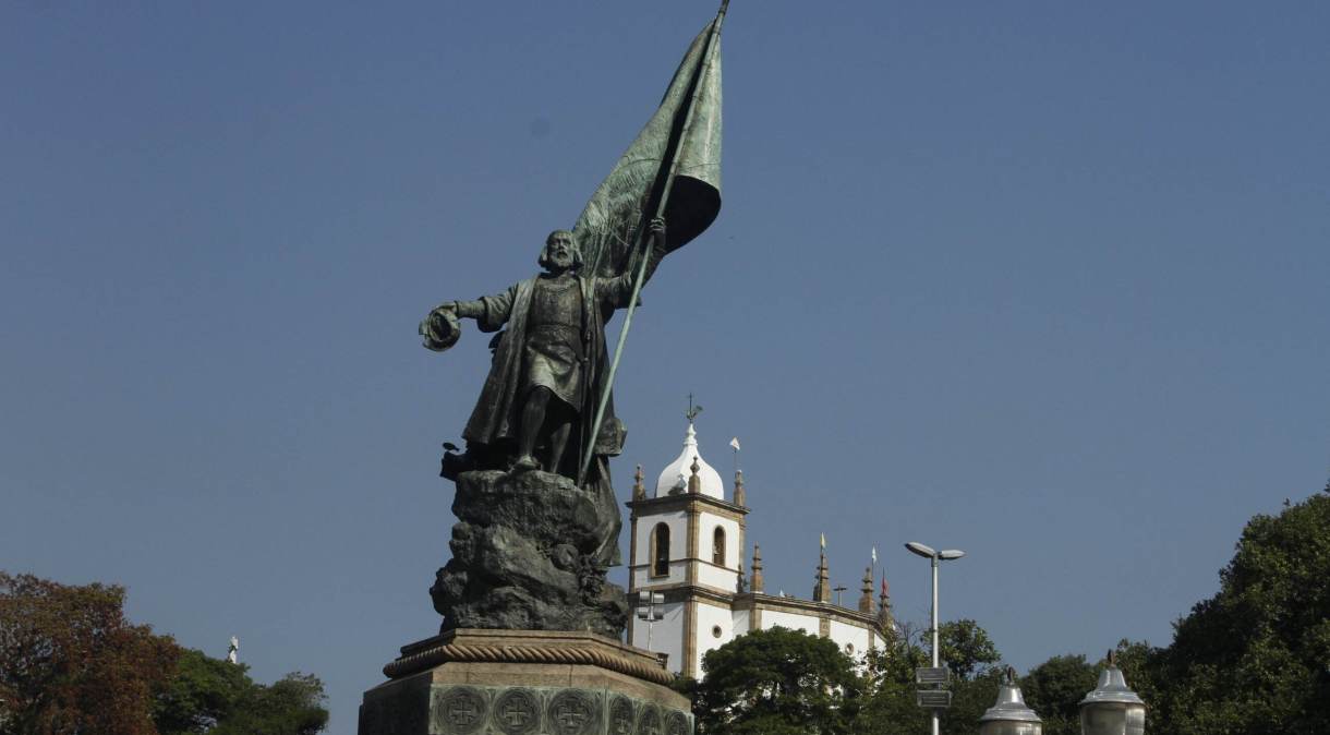 Estátua de Pedro Álvares Cabral foi icendiada no centro do Rio de Janeiro na madrugada da terça-feira (24)