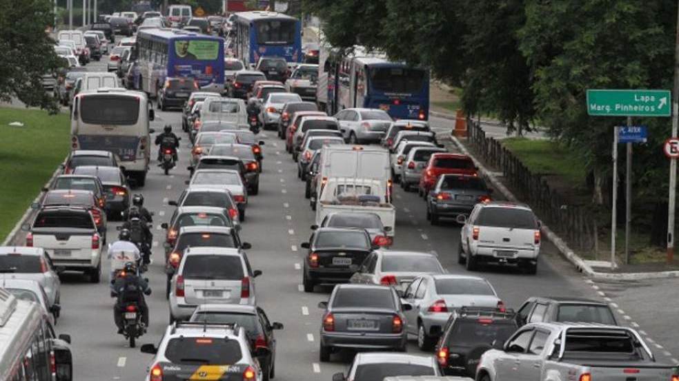 Em São Paulo, motoristas ficam, em média, 8 minutos por dia em congestionamentos