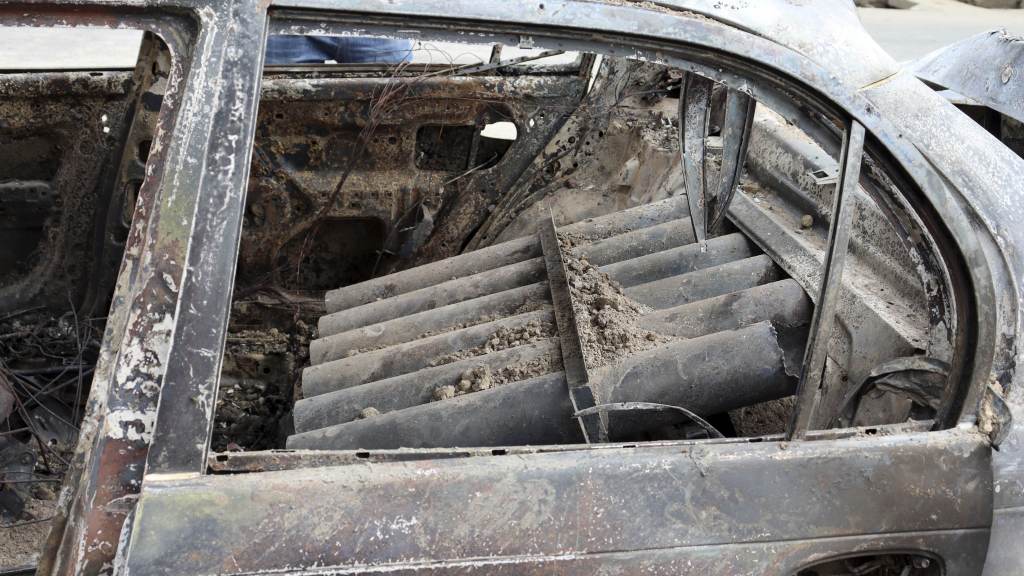 Tubos de lançamento de foguetes dentro de um veículo destruído em Cabul, no Afeganistão