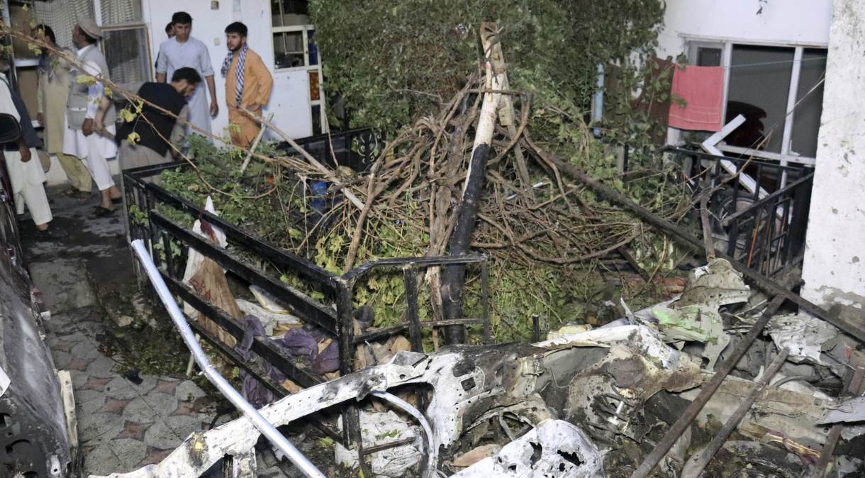 Destruição causada por ataque com drone dos EUA ao carro de um suposto homem-bomba do Estado Islâmico-K em Cabul