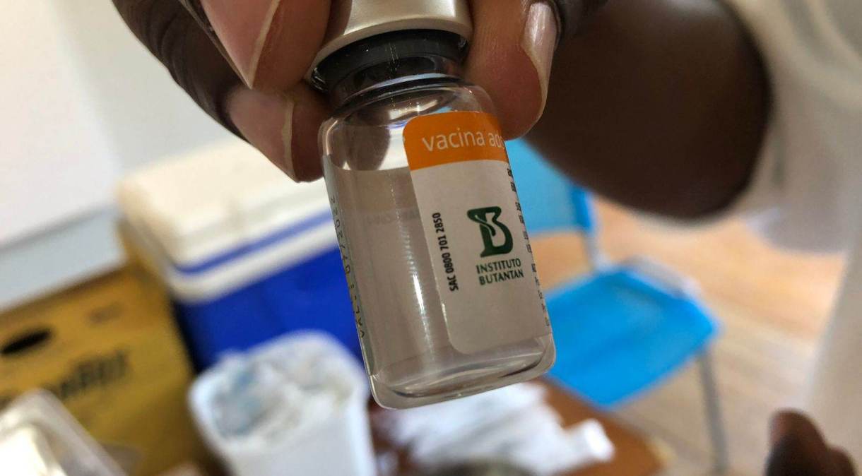 Vacina do Butantan, Coronavac, é aplicada em postos no Rio de Janeiro