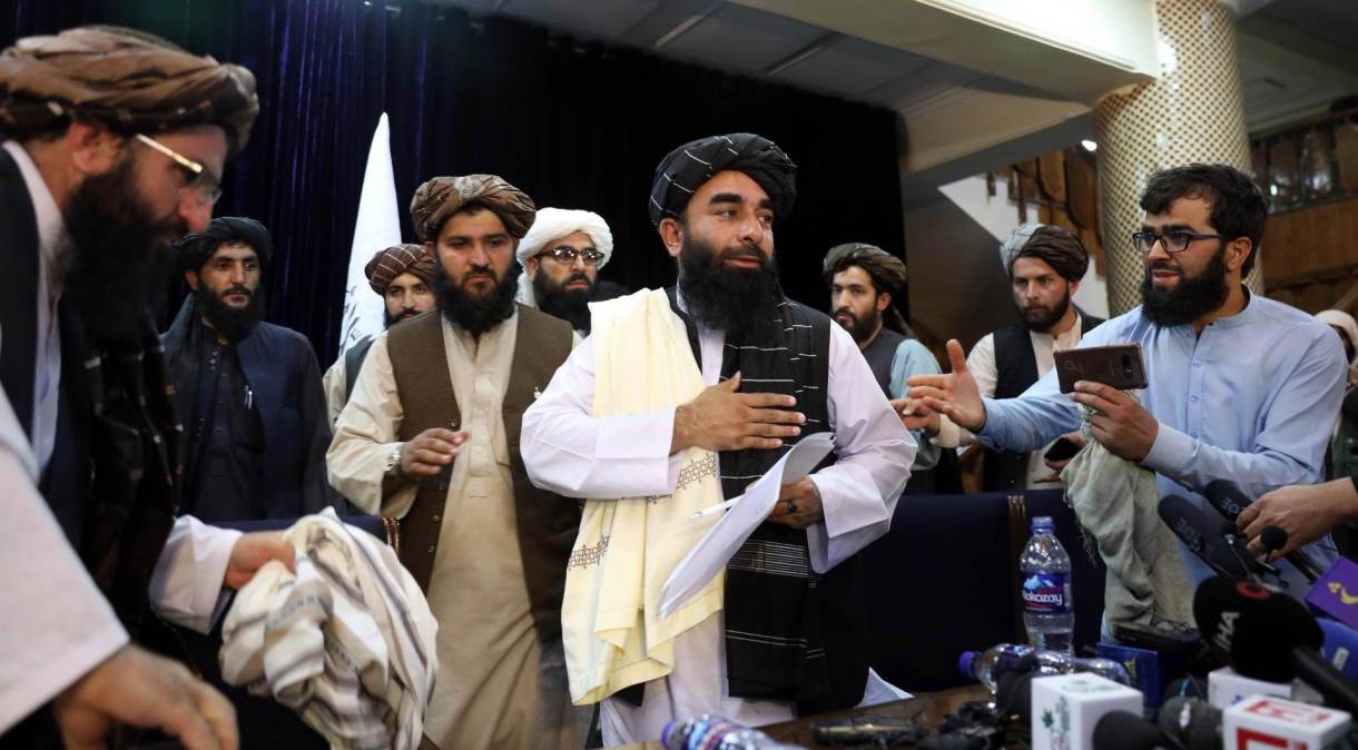 Zabihullah Mujahid (C), porta-voz do Talibã, em entrevista coletiva em Cabul