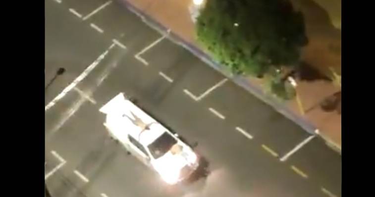 Vídeos compartilhados nas redes sociais mostram veículos, supostamente conduzidos pelos criminosos durante o ataque, com reféns amarrados como "escudo humano"