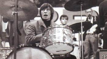 O baterista da lendária banda britânica Rolling Stones, Charlie Watts, morreu nesta terça-feira (24)