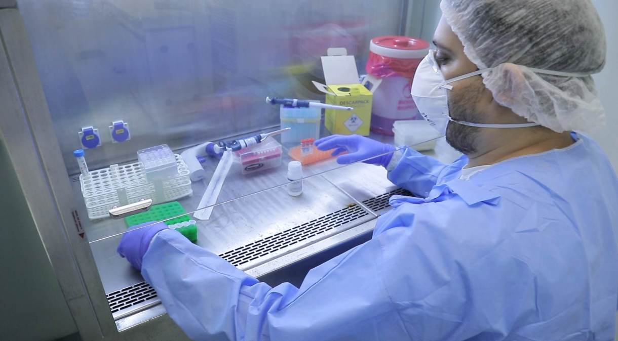 Pesquisadores do Instituto Oswaldo Cruz (IOC/Fiocruz) realizam o diagnóstico do novo coronavírus