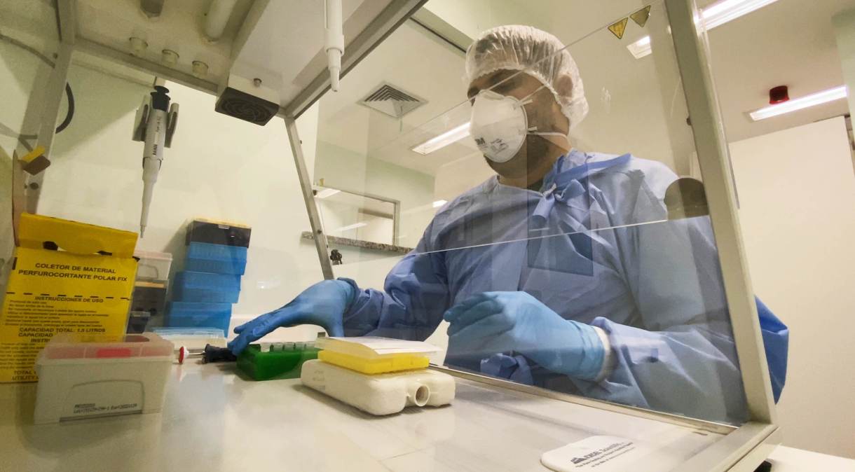 Pesquisadores do Instituto Oswaldo Cruz (IOC/Fiocruz) realizam o diagnóstico do novo coronavírus