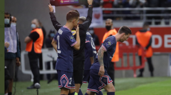 Argentino começou o jogo no banco de reserva e entrou em campo aos 19 minutos do segundo tempo, no lugar de Neymar