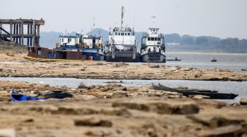 Rio Paraguai é usado para o transporte de grãos e outros produtos, mas seca dificulta escoamento