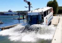 Ônibus anfíbio leva turistas para dentro do Rio Sena em passeio por Paris