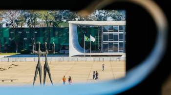 Professor da FGV-SP Rubens Glezer falou à CNN sobre a tensão entre Bolsonaro e o STF 