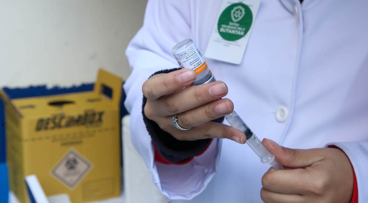 Profissional da saúde prepara vacina da Coronavac contra a Covid-19 para aplicação em São Paulo