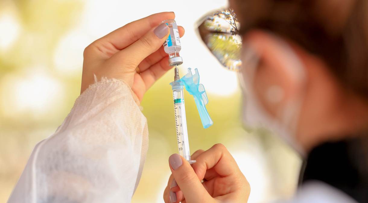 Profissional da saúde prepara vacina da AstraZeneca contra a Covid-19 para aplicação