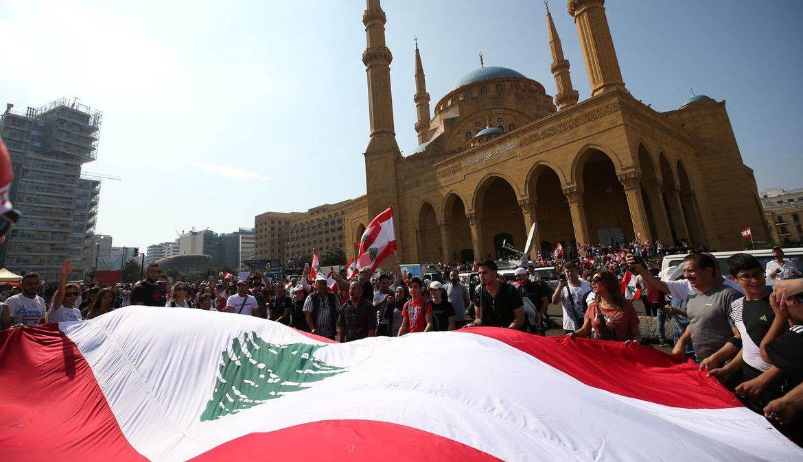 Manifestantes carregam bandeira do Líbano no centro de Beirute
