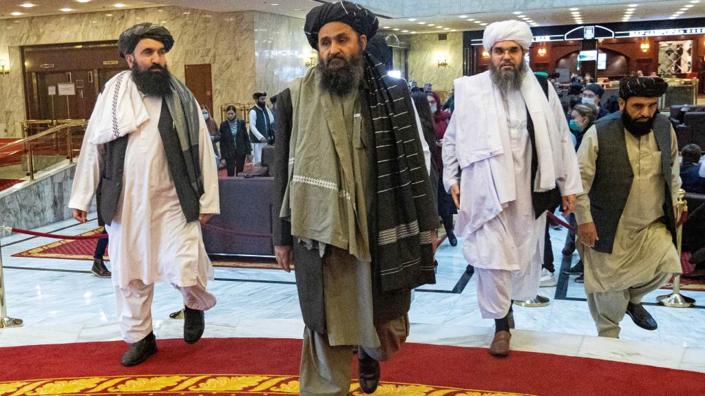Cofundador e negociador do Taliban, Abdul Ghani Baradar (C), e outros membros do grupo na conferência de paz em Moscou